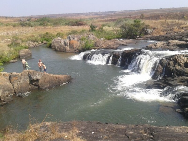 El cooperante y dos amigos bañándose en Angola