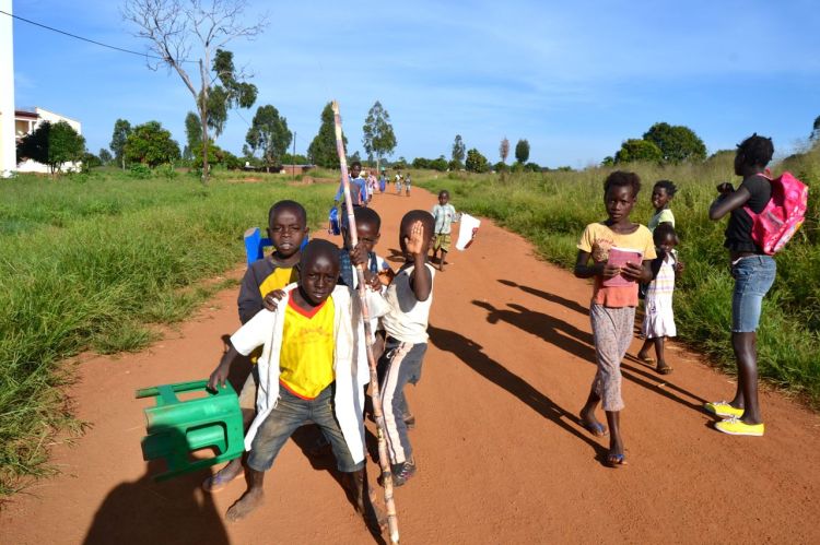 Niños camino del colegio